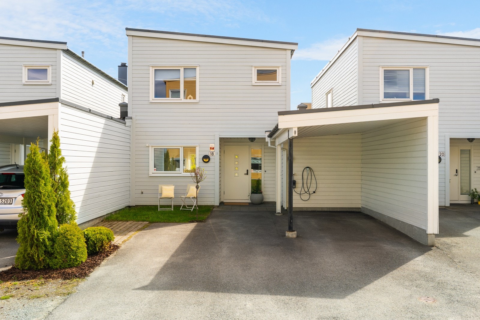 Etter arbeidstid og henting av barn i barnehage og skole parkerer man i egen carport, hvor det er montert stikkontakt med mulighet for å lade elbil. Har man flere biler, benytter man seg av plassen foran egen bolig. Galleribilde