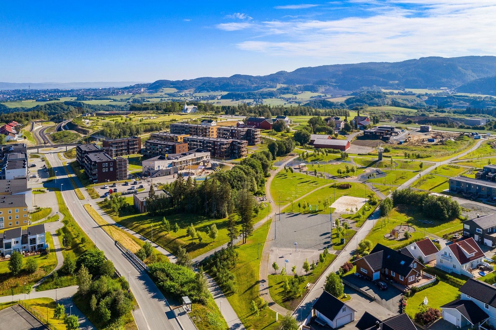 Tillerparken som ligger kun 100m fra boliger, er en stor og innholdsrik bydelspark som byr på noe for alle. Med varierte leke- og aktivitetsområder samt store grøntarealer, er parken et perfekt sted for både lek, aktivitet og rekreasjon. Galleribilde