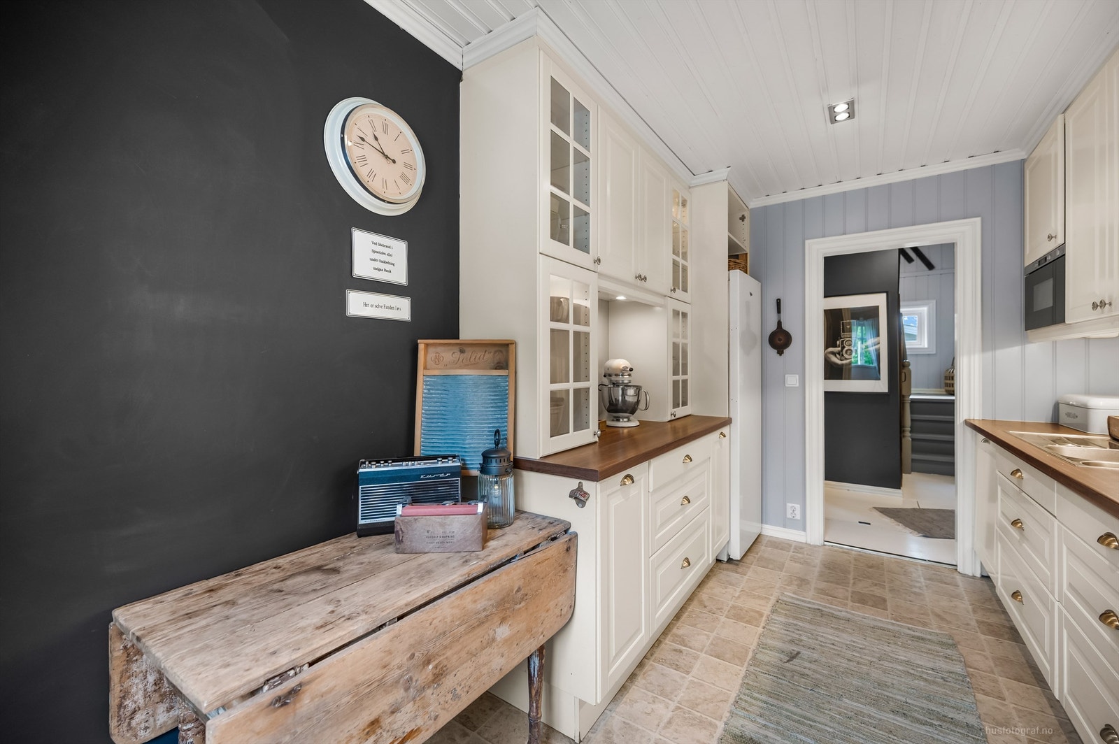 IKEA kjøkkeninnredning med profilerte hvite fronter. Benkeplate i laminat Galleribilde