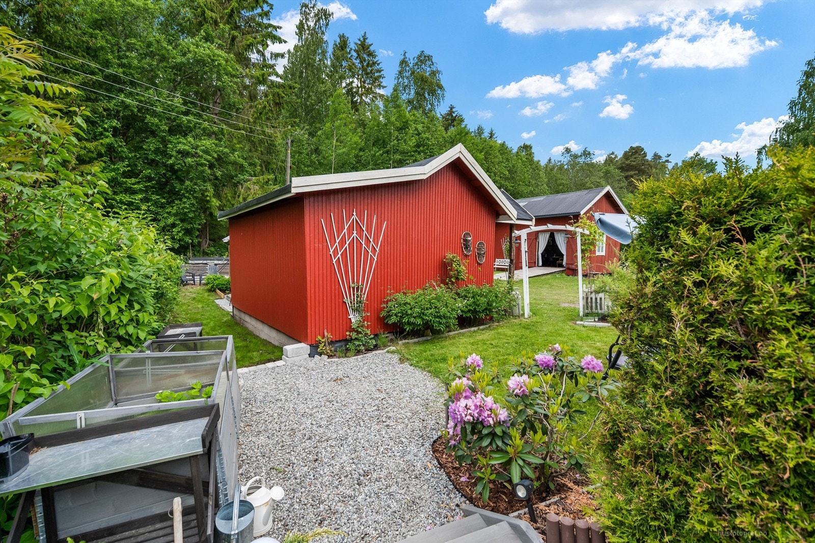 Pen opparbeidet hage, med diverse beplantninger Galleribilde