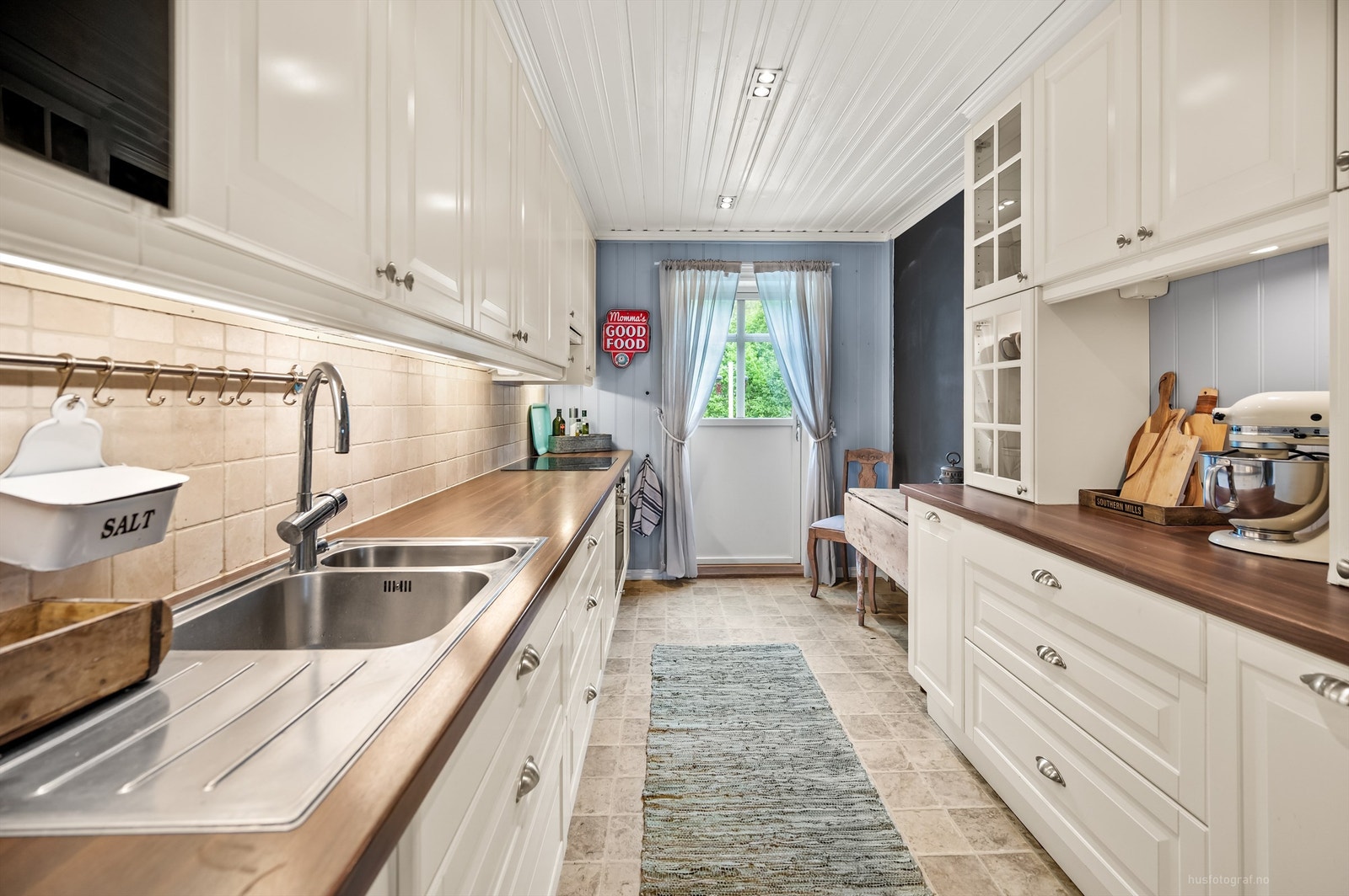 Stilrent kjøkken med godt utnyttet skap- og benkplass Galleribilde