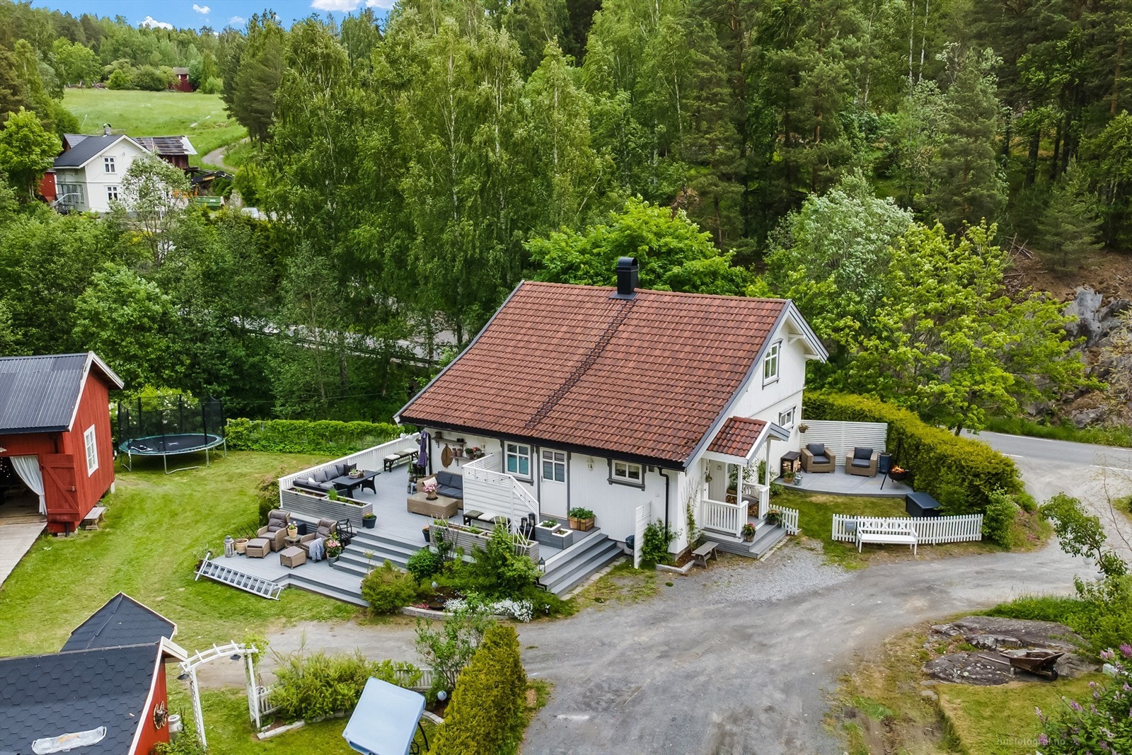 Eiendommen ligger i landlige omgivelser på stor utsiktstomt med nærhet til Skotselv sentrum Galleribilde