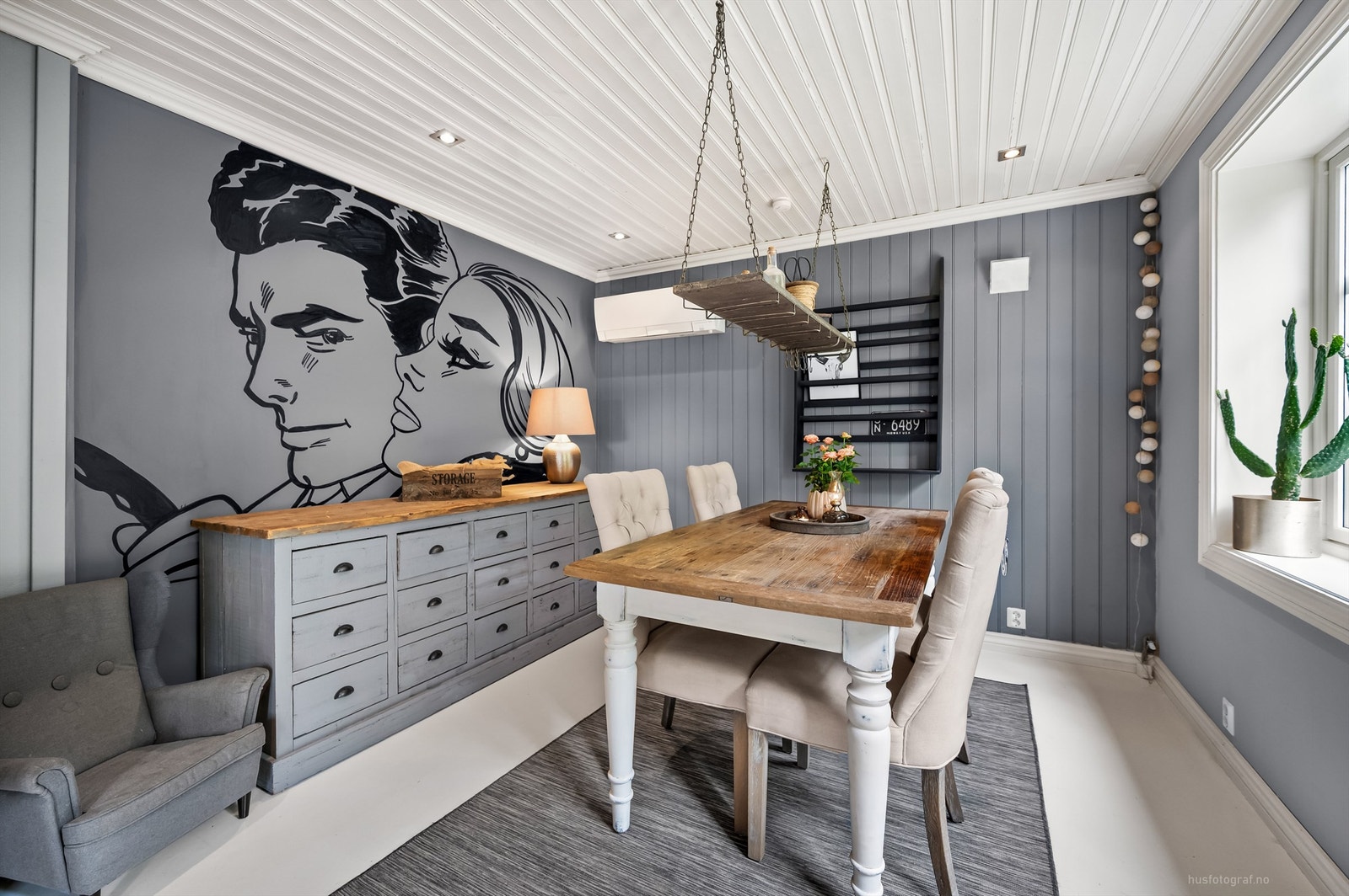 Himlingsflater med malte panelbord, malte plater, innfelte downlights i himling i stue Galleribilde