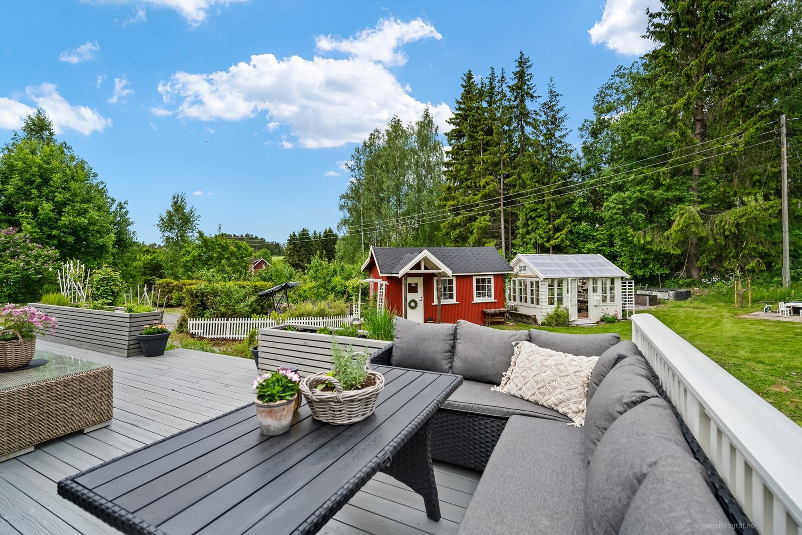 Delikat uteplass med mange forskjellige soner Galleribilde