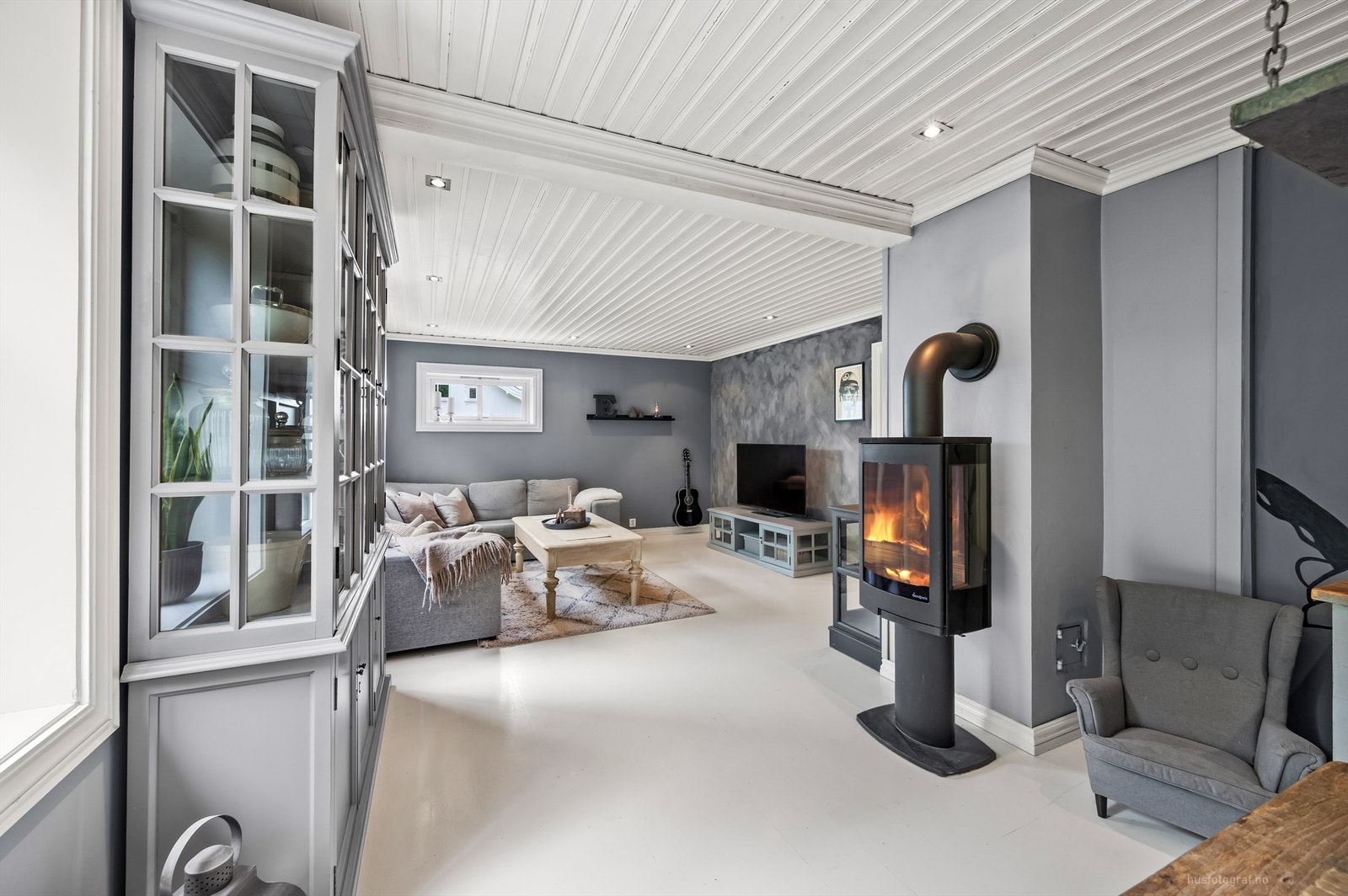 På kalde dager kan man fyre i peisen for meget god oppvarming av boligen Galleribilde