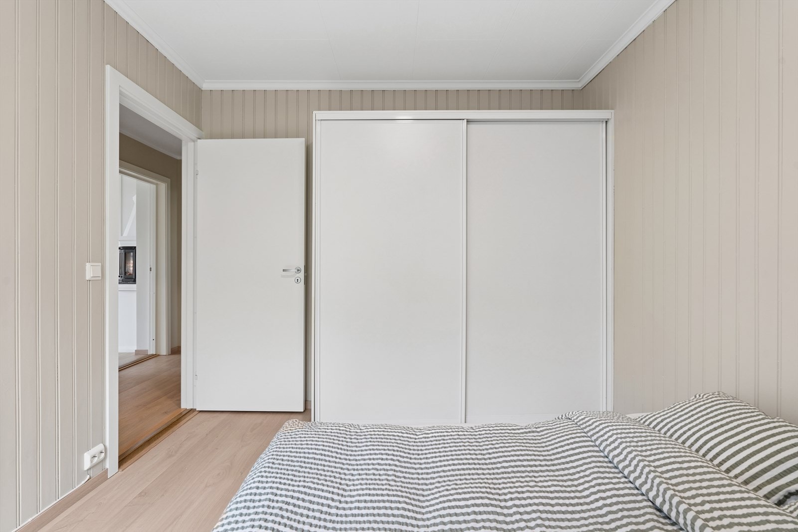 Hovedsoverom med skyvedørsgarderobe Galleribilde