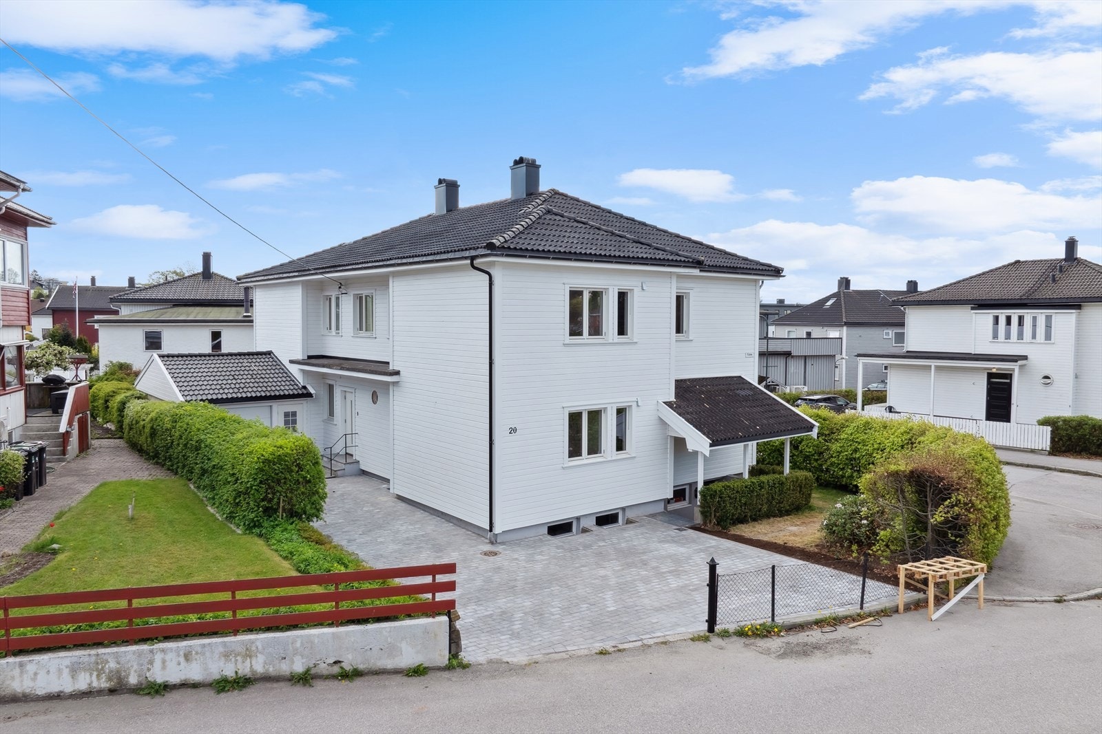 Innbydende leilighet i et sjarmerende nabolag med nærhet til by og natur. Perfekt for deg som ønsker en idyllisk og bynær beliggenhet..jpg Galleribilde