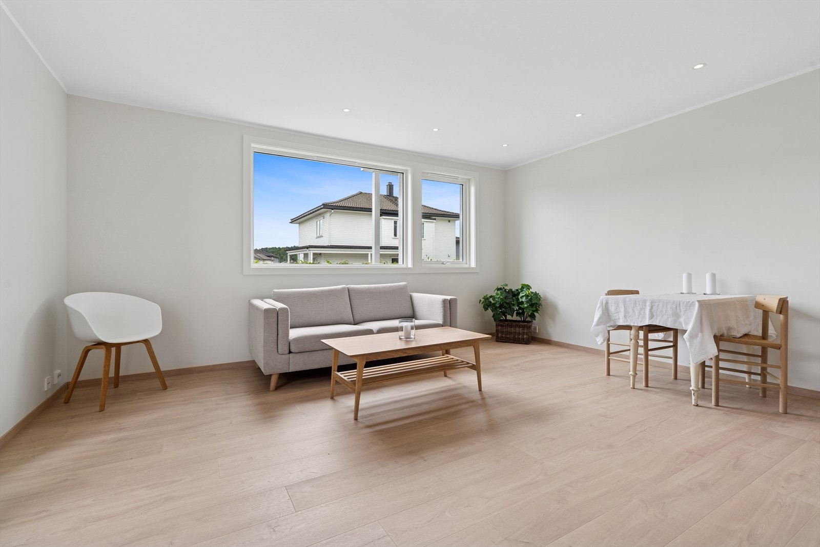 Lys og moderne stue med store vinduer som slipper inn rikelig med naturlig lys Galleribilde