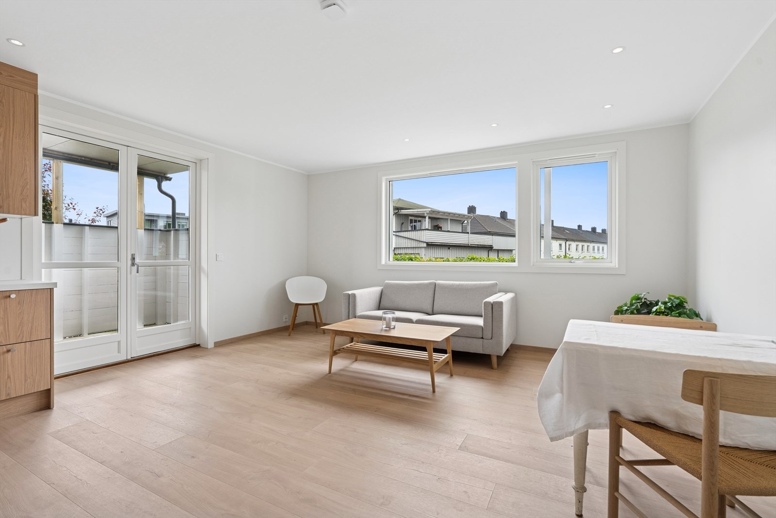 Innbydende leilighet i et sjarmerende nabolag med nærhet til by og natur. Perfekt for deg som ønsker en idyllisk og bynær beliggenhet. Galleribilde