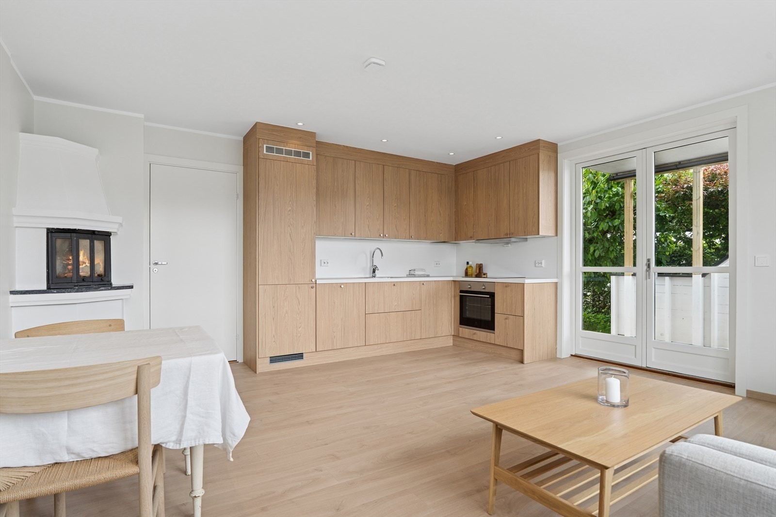 Eiendomsmegler Norge / Jon A Røsstad presenterer Flaten 20 Kristiansand / Lund. Nytt Strai kjøkken. Lys og moderne leilighet med store vinduer og utgang til terrasse med overbygg. Perfekt beliggenhet i et rolig område. Galleribilde