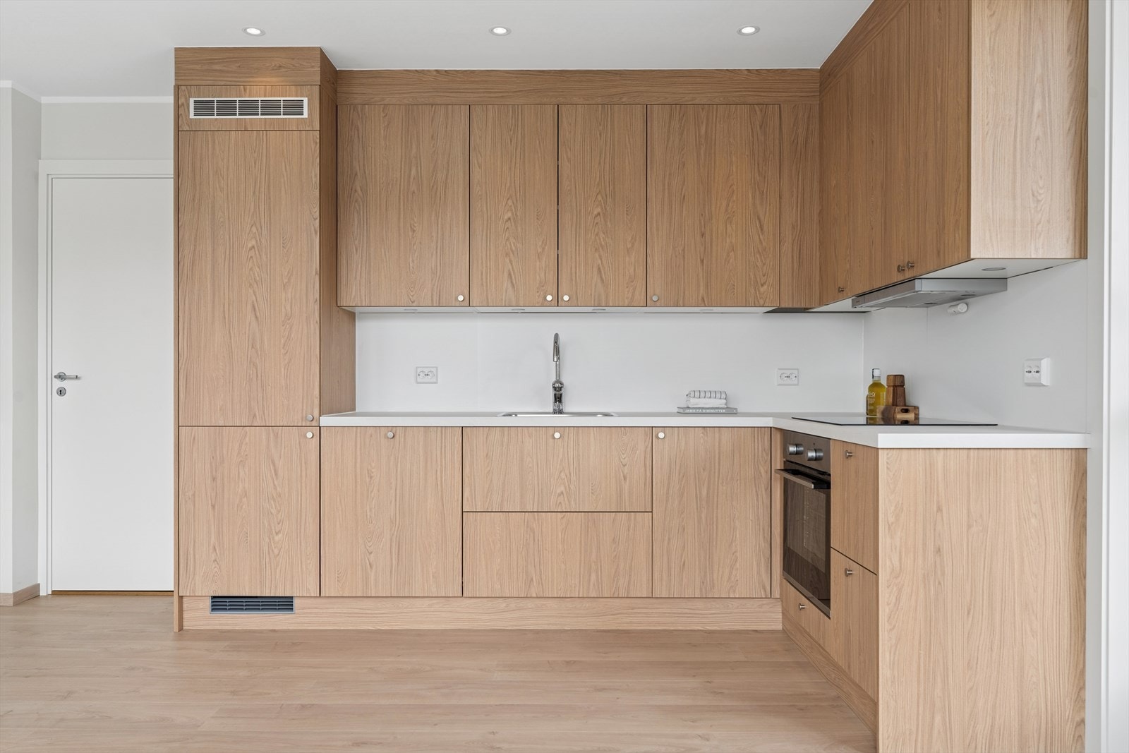 Kjøkken med integrerte hvitevarer Galleribilde