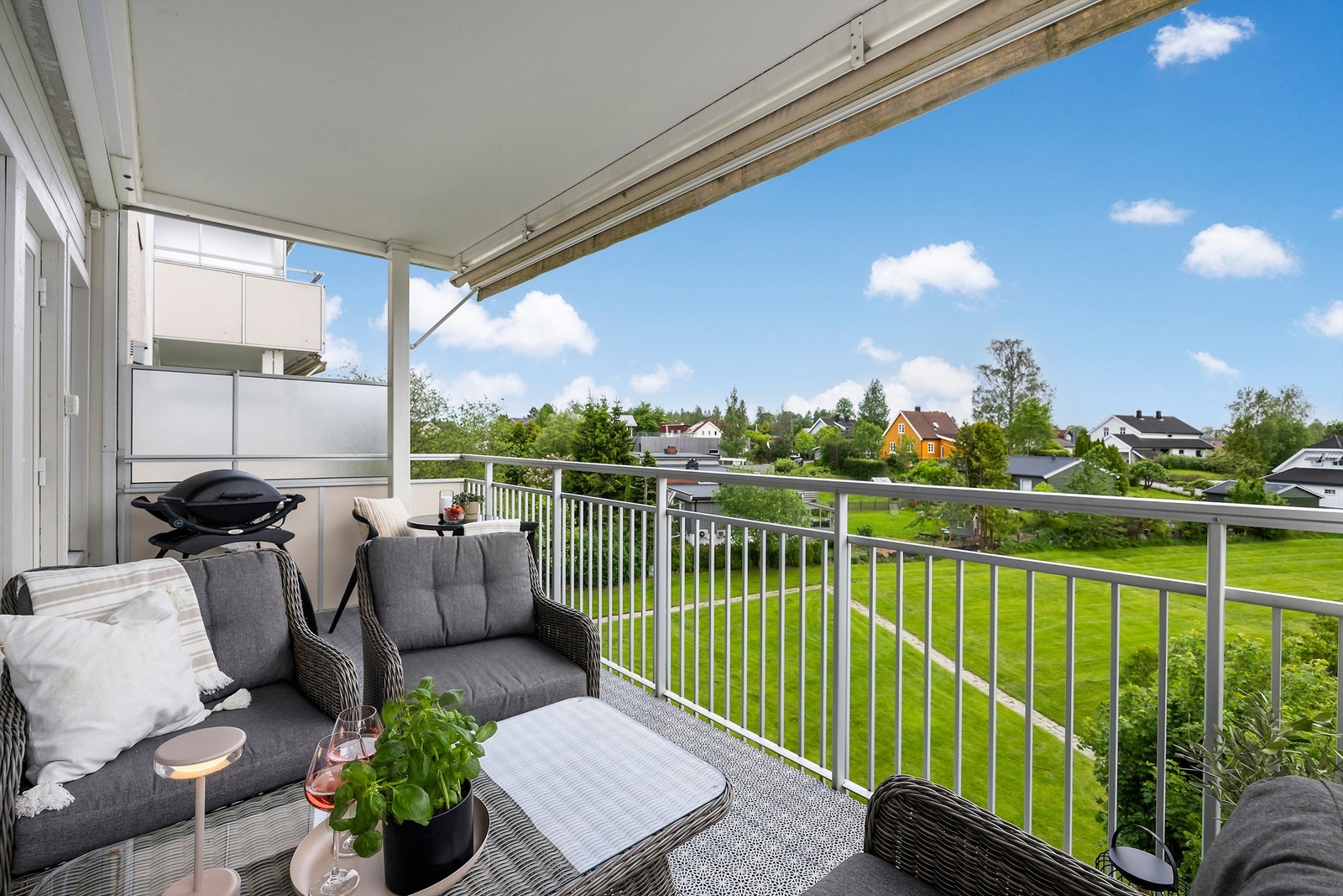 Her er det plass til både utemøbler og grill Galleribilde