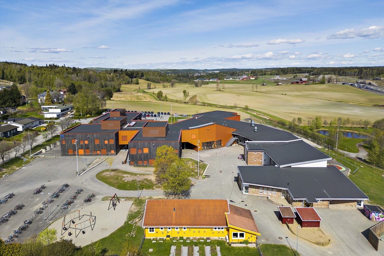 Hebekk barneskole i umiddelbar nærhet Galleribilde
