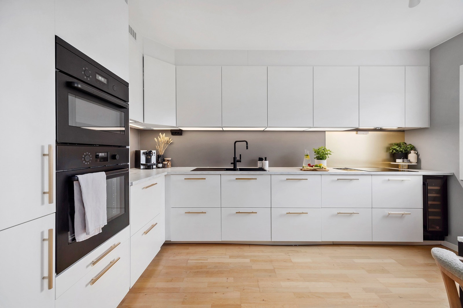 Stilrent kjøkken fra Ikea, med innredning fra 2020 Galleribilde