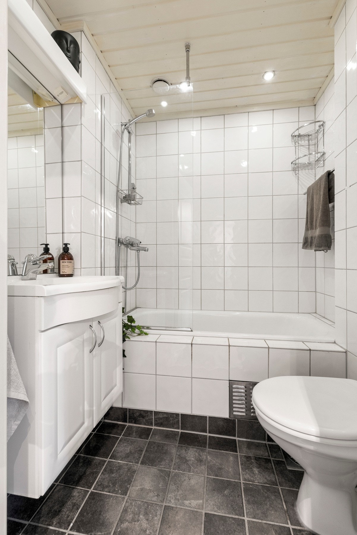 - Pent flislagt bad med elektriske vamrekabler - Galleribilde