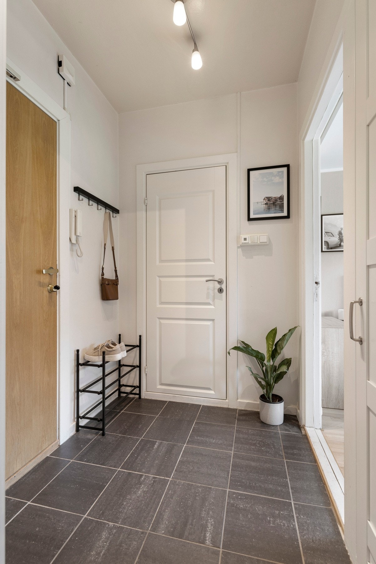 - Leiligheten disponerer to boder. en bod i kjeller på ca 3 kvm og en bod på loft med gulvareal på 5 kvm - Galleribilde