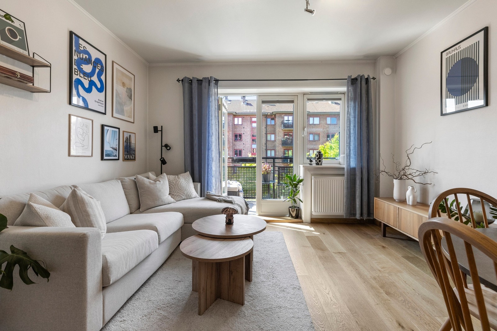 - Et praktisk rom som gir plass til både stueområde og spisebord - Galleribilde