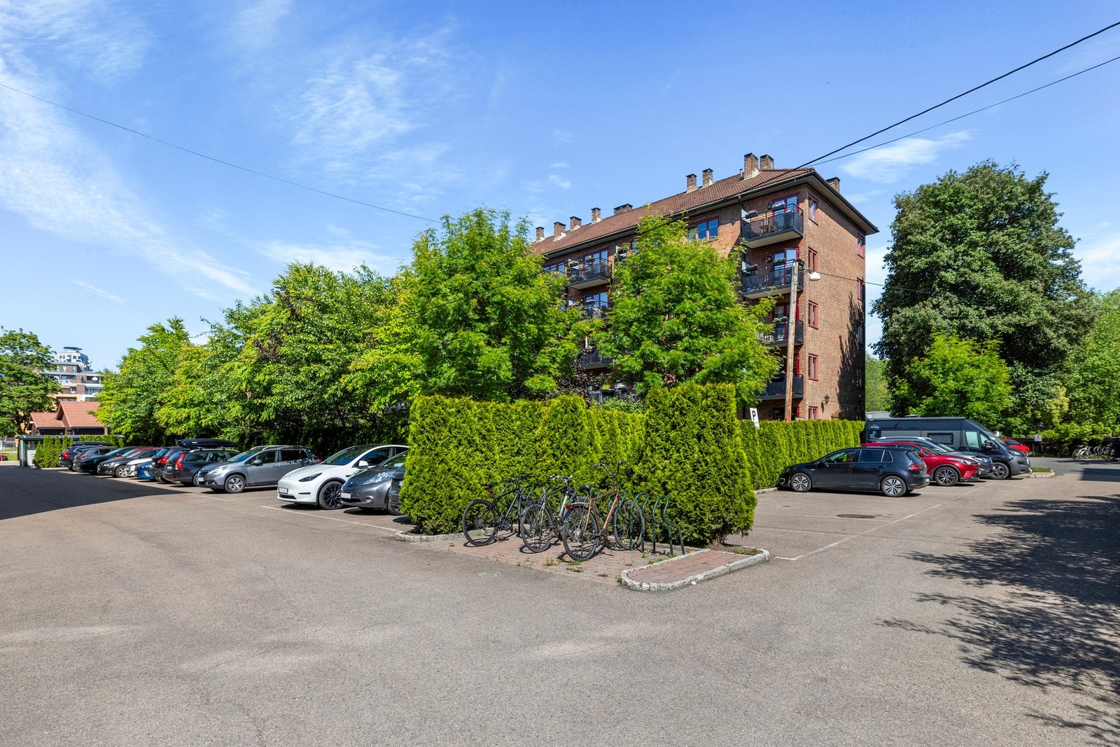 - Borettslaget har 162 parkeringsplasser, hvorav 9 er gjesteplasser tilgjengelige mot betaling på automat - Galleribilde