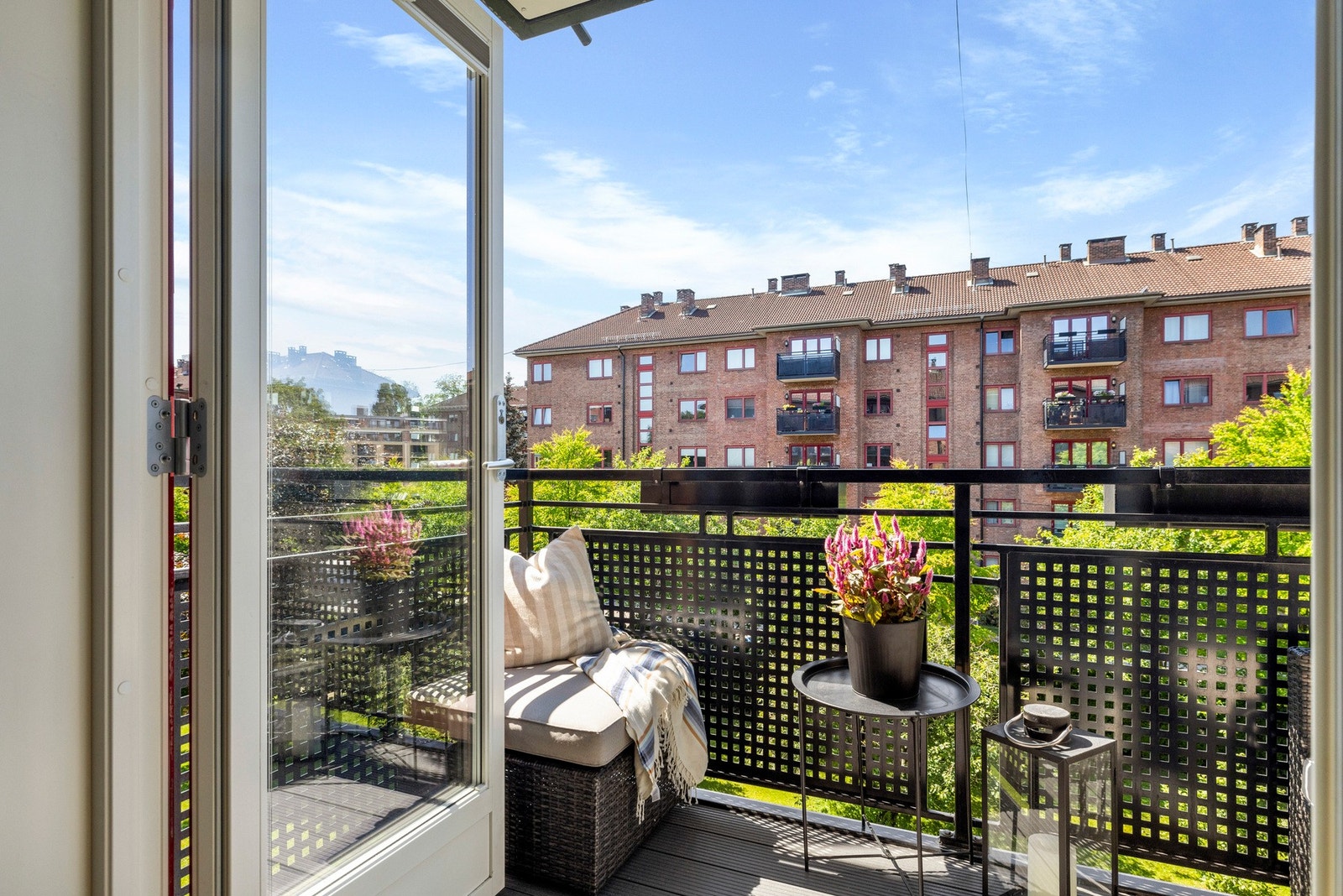 - Fra stuen er det utgang til en vestvendt balkong med gode solforhold, som fungerer som en flott forlengelse av rommet - Galleribilde