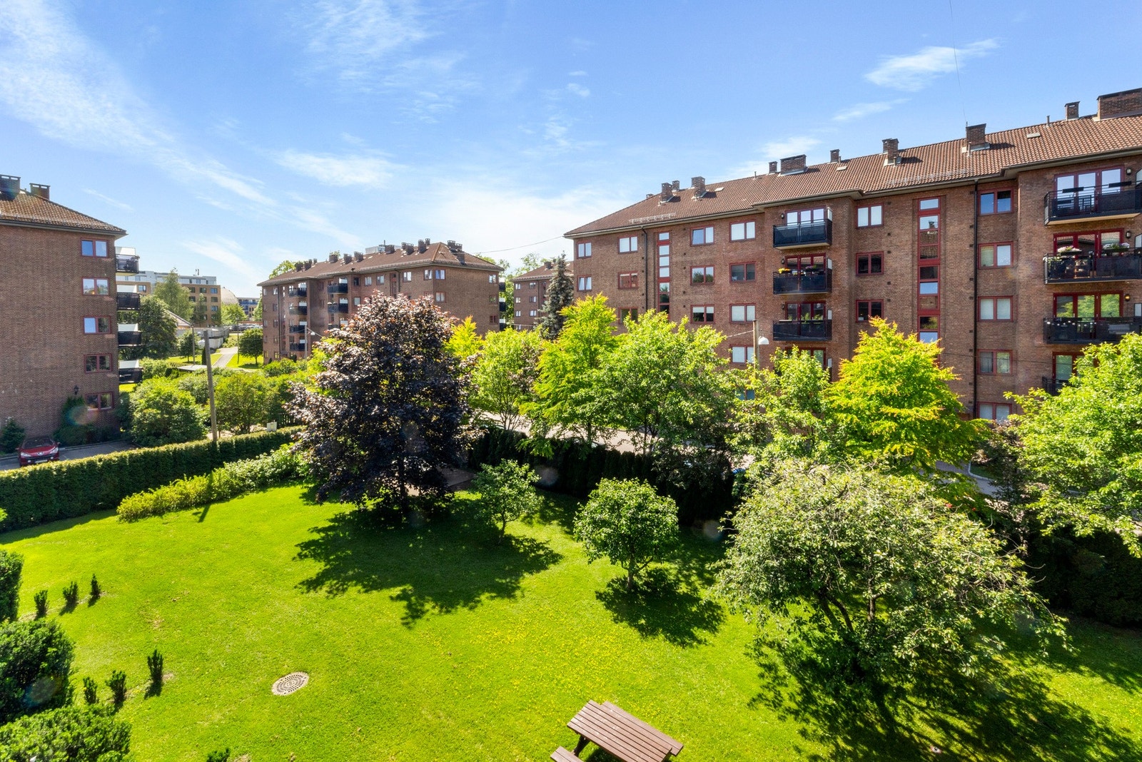 - Leiligheten har en flott intern beliggenhet i et rolig og avskjermet område, omkranset av fine grøntarealer - Galleribilde