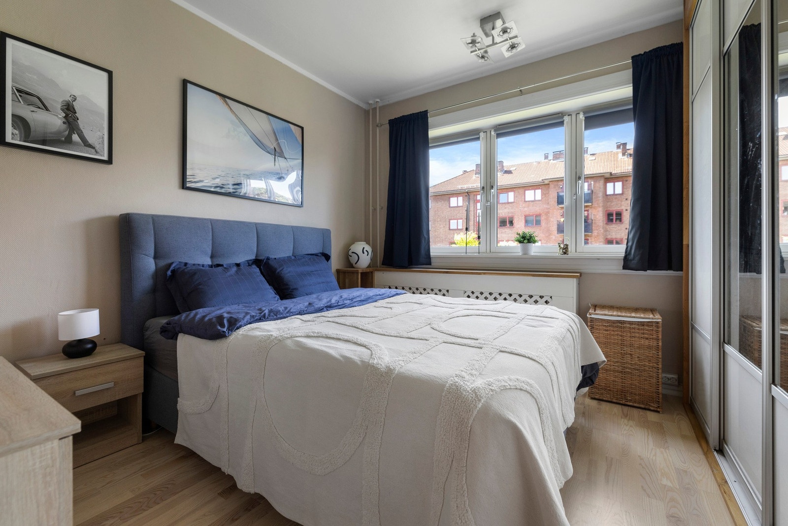 - Soverom med god plass til dobbeltseng og nattbord - Galleribilde