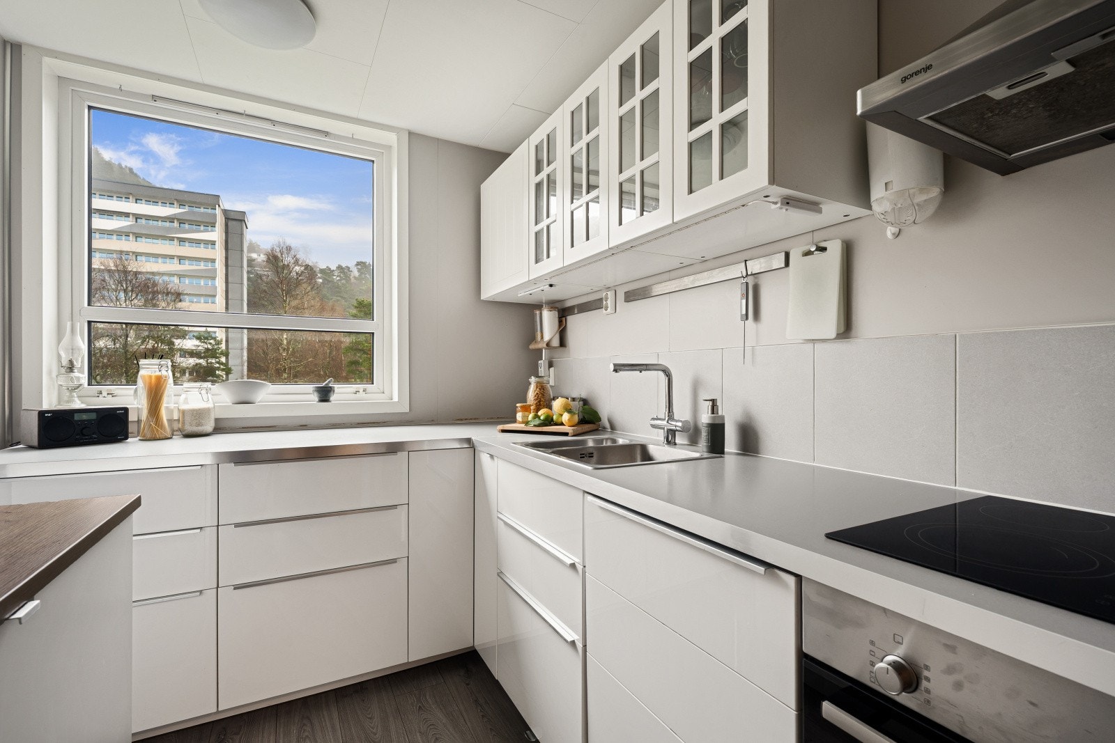 Vinduet på kjøkkenet gir flott lysinnslipp og bidrar til en trivelig atmosfære. Galleribilde