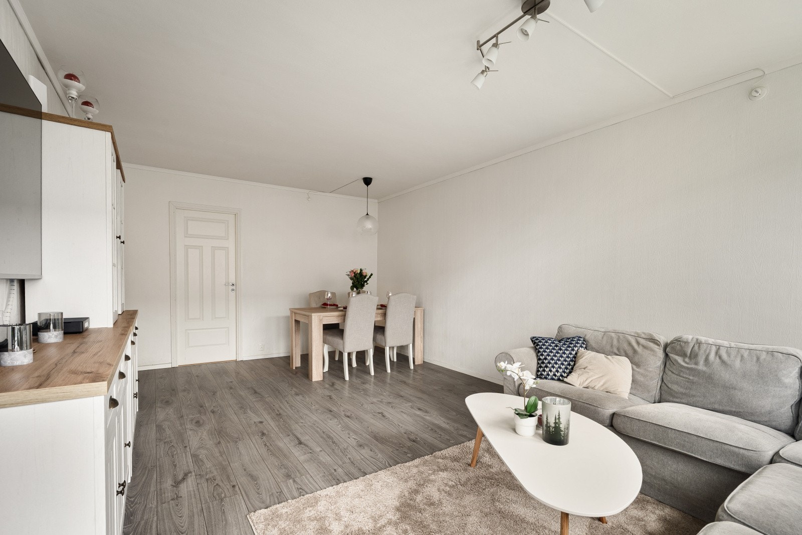 Balanse mellom funksjonalitet og komfort, perfekt for både avslapning og sosiale sammenkomster. Galleribilde