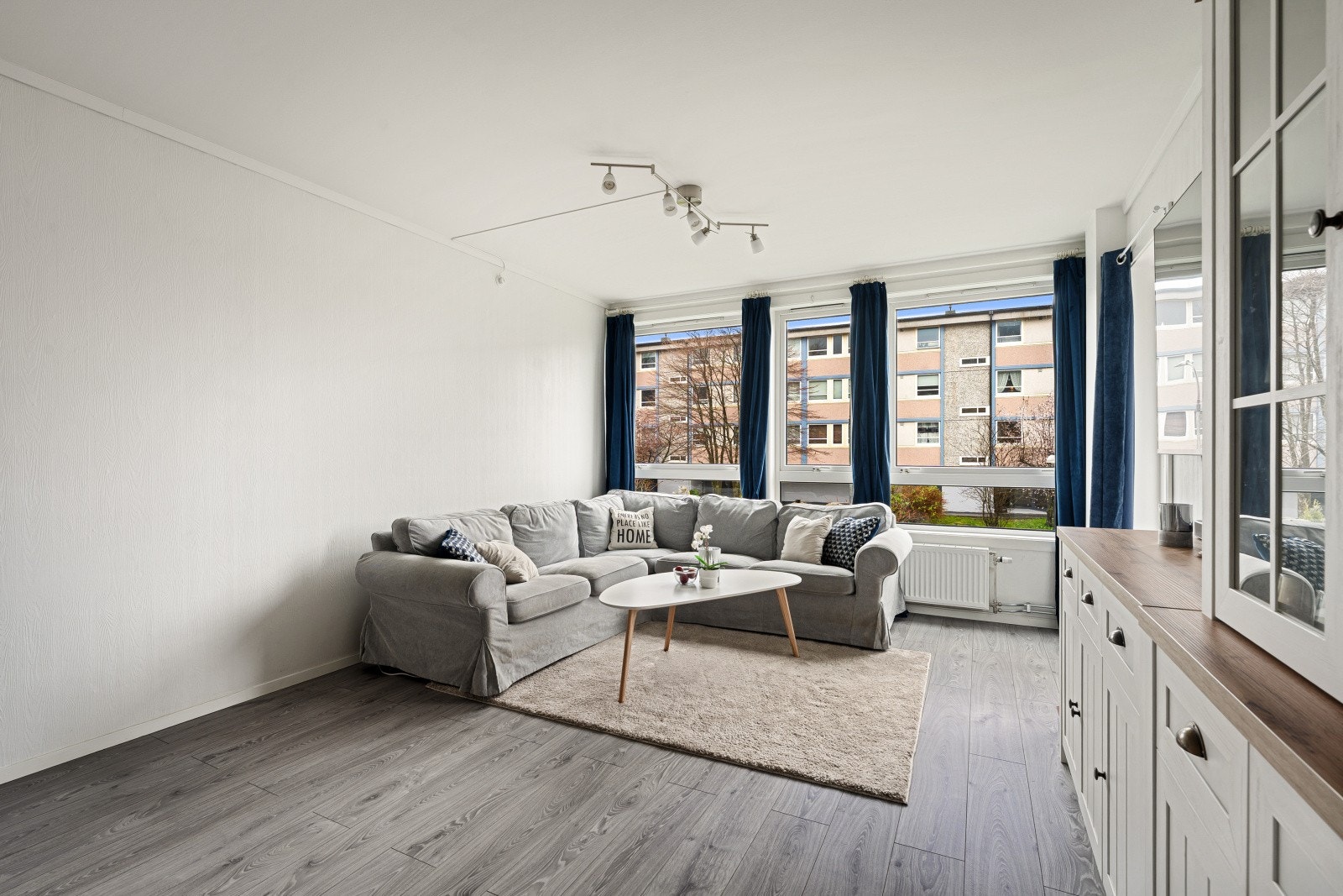 Romslig stue på 23,5 m² gir deg mange muligheter for møblering og personlig preg. Galleribilde