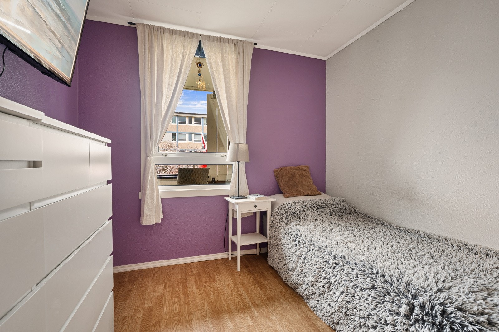 Samtlige soverom har og god plass til seng, skap og andre nødvendige møblementer. Galleribilde