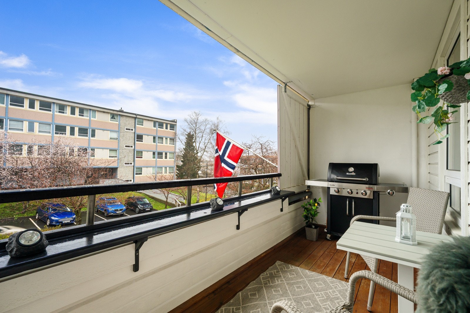 Romslig 8 m² balkong med adkomst fra stuen - et perfekt sted for både avslapning og sosiale stunder. Galleribilde