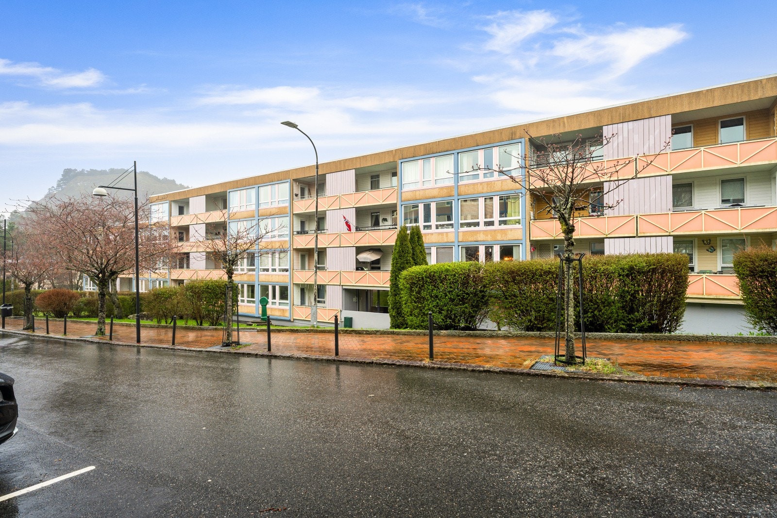 For parkering betaler man 600,- i året pr. bil. Det er mulig å kjøpe garasjeplass. Galleribilde