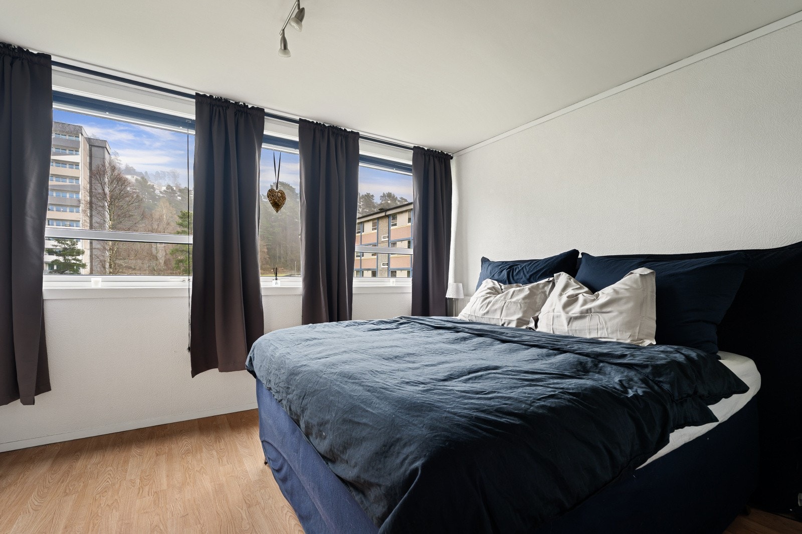 Leiligheten har tre soverom på hhv. 14,1 kvm, 8,7 kvm og 6,6 kvm. Galleribilde