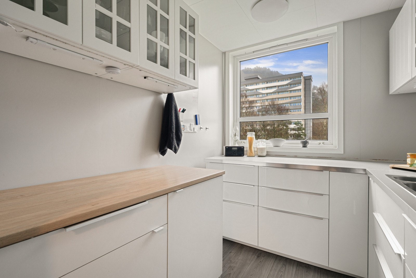 De profilerte kjøkkenfrontene gir et klassisk preg, mens glassfronter i overskapene gjør det enkelt å holde oversikt. Galleribilde