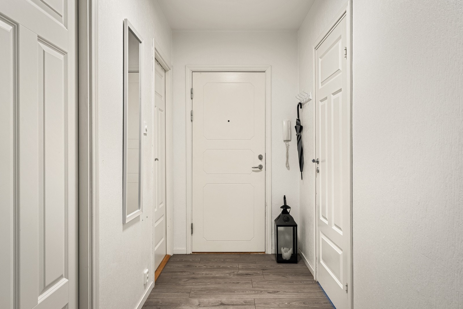 Velkommen inn! Inngangspartiet på 5,5 m² gir god plass og et ryddig uttrykk. Galleribilde