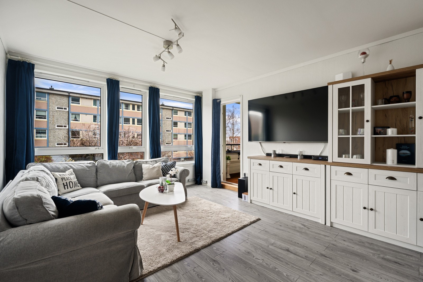 Fra stuen har du direkte utgang til en solrik balkong på 8 m² - ideell for morgenkaffen eller rolige kvelder utendør Galleribilde