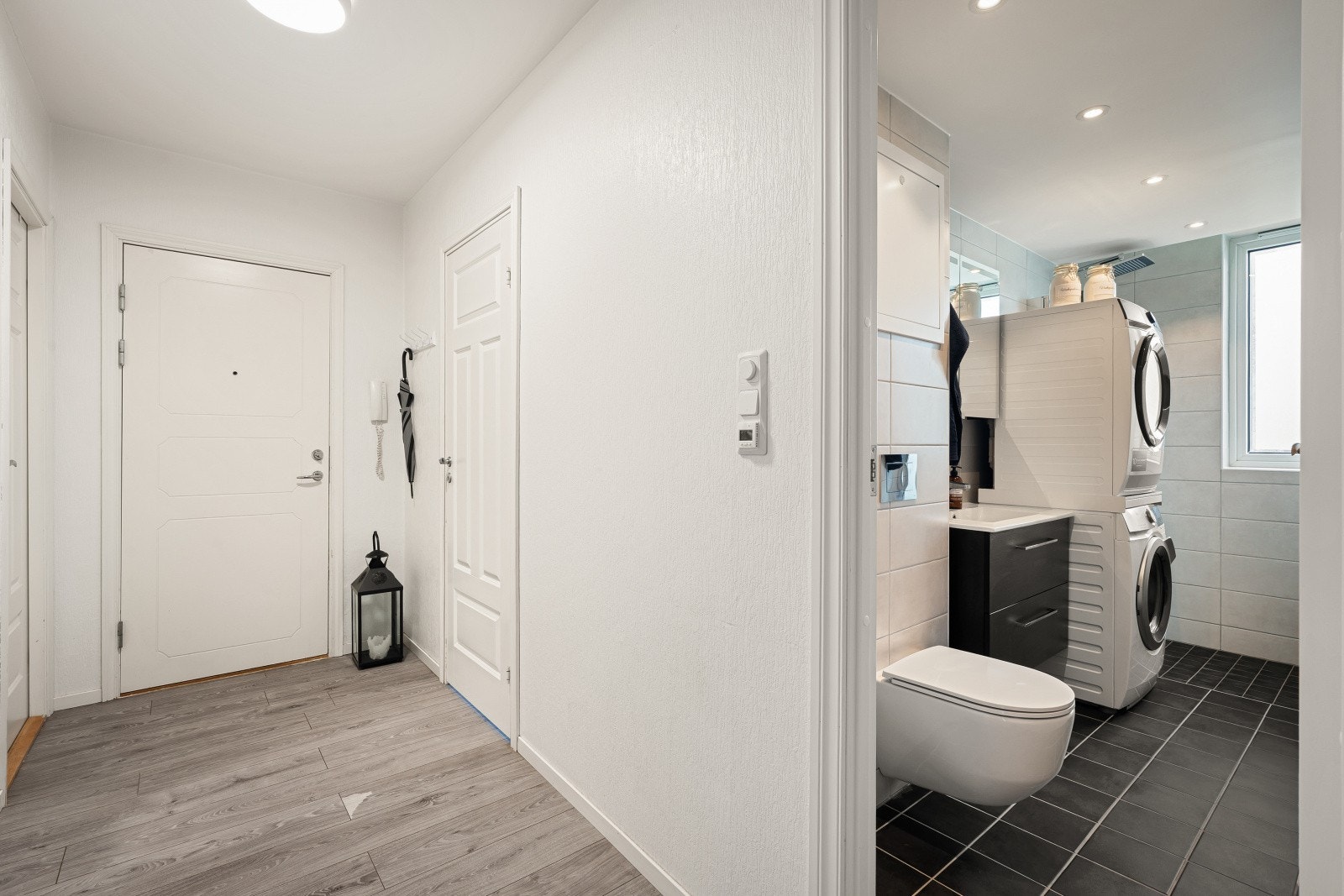 Vi trer inn på badet. Galleribilde