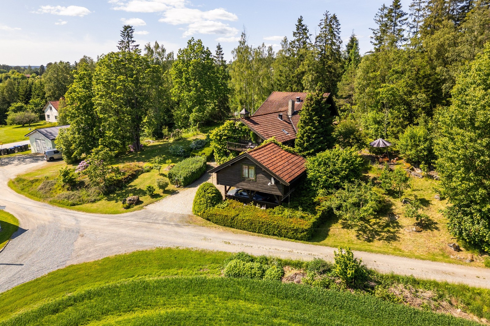 Fasade - veien videre er bommet og det er ingen gjennomkjøring på veien Galleribilde