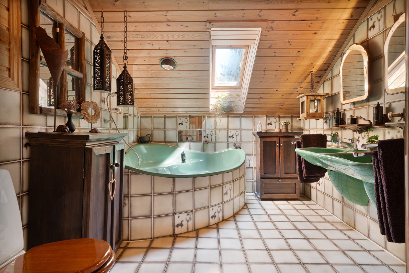 Badet har en god størrelse med dobbel vask Galleribilde