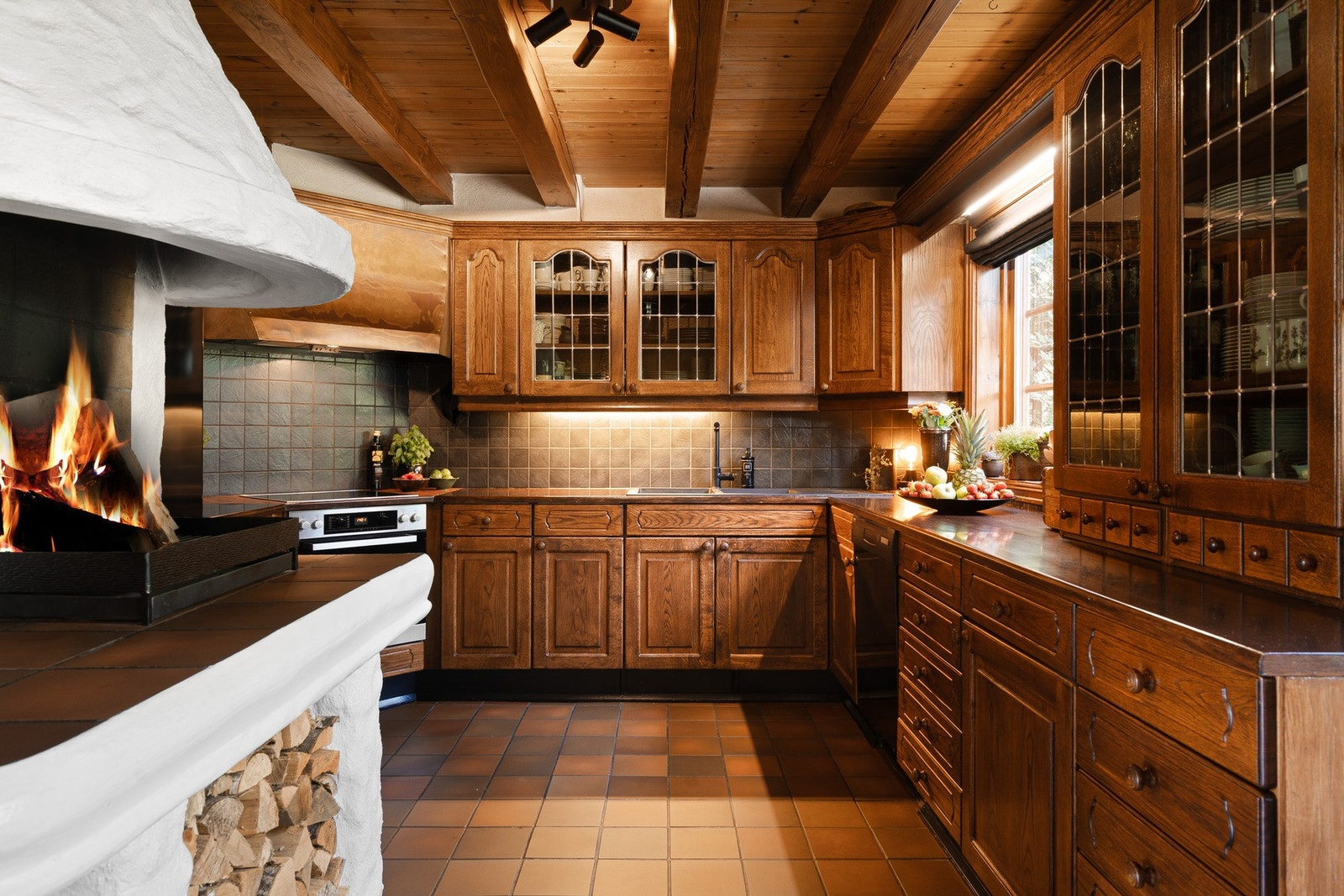 Heltre kjøkken med åpen peis og kvalitets hvitevarer Galleribilde