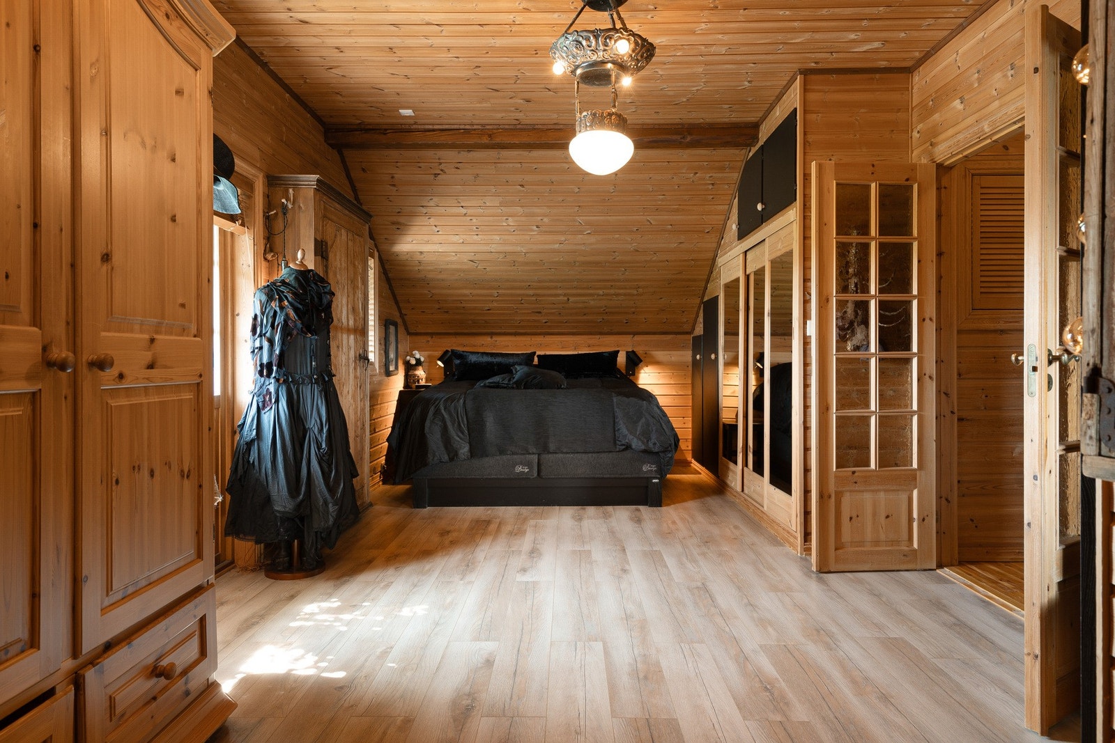 Hovedsoverommet er meget stort og gir en mastersuite følelse med bad og masse garderobe plass Galleribilde