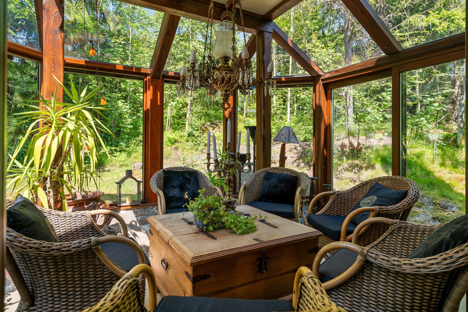 Innglasset hagestue er prikken over i`n på eiendommen og nytes like mye vinter som sommer, en forlengelse av varmen i huset og naturen på utsiden Galleribilde