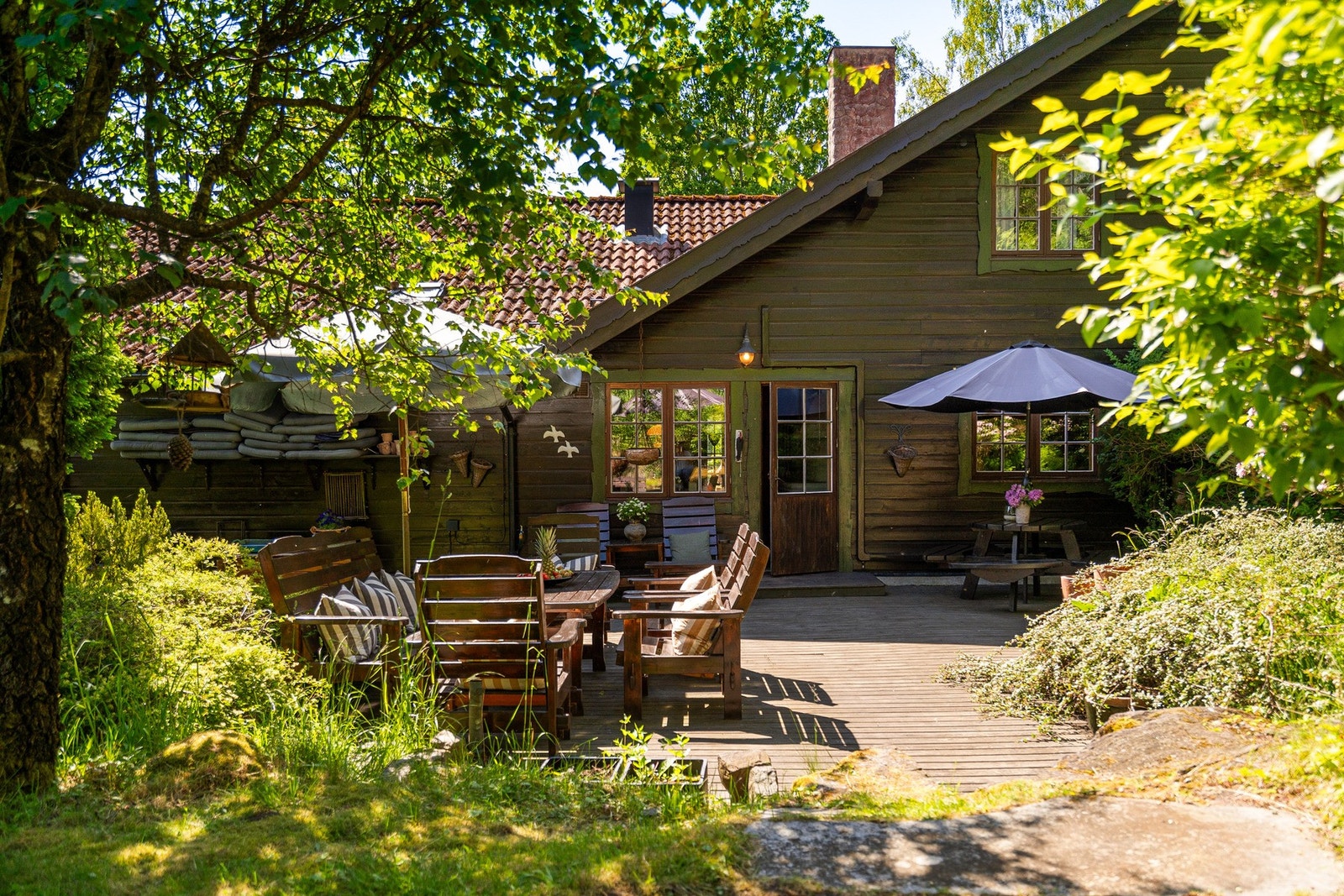 Boligen tilbyr mange fine uteplasser - her kan solen følges dagen rundt Galleribilde