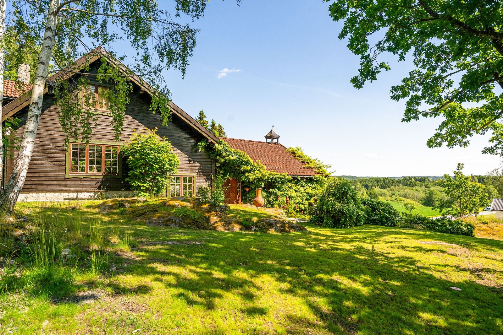 Boligen tilbyr flott utsikt, plen, naturtomt og solrike uteplasser Galleribilde