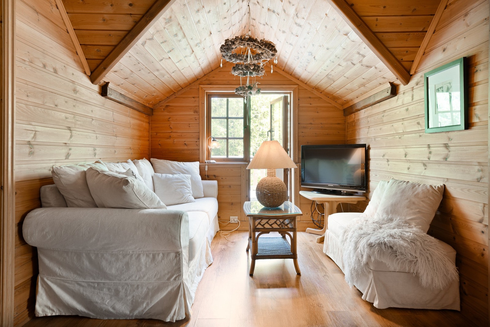 Stue i loftsetasjen med utgang til balkong Galleribilde