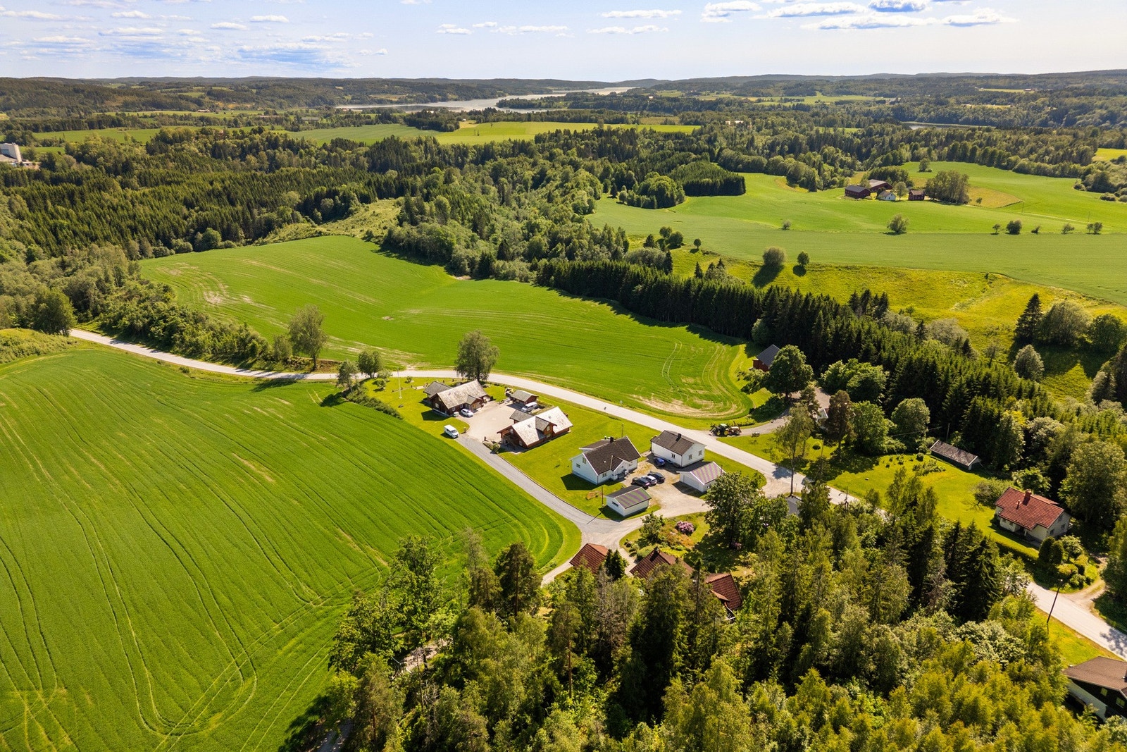 10 minutter til både Mysen og Askim sentrum gir eiendommen en attraktiv beliggenhet Galleribilde