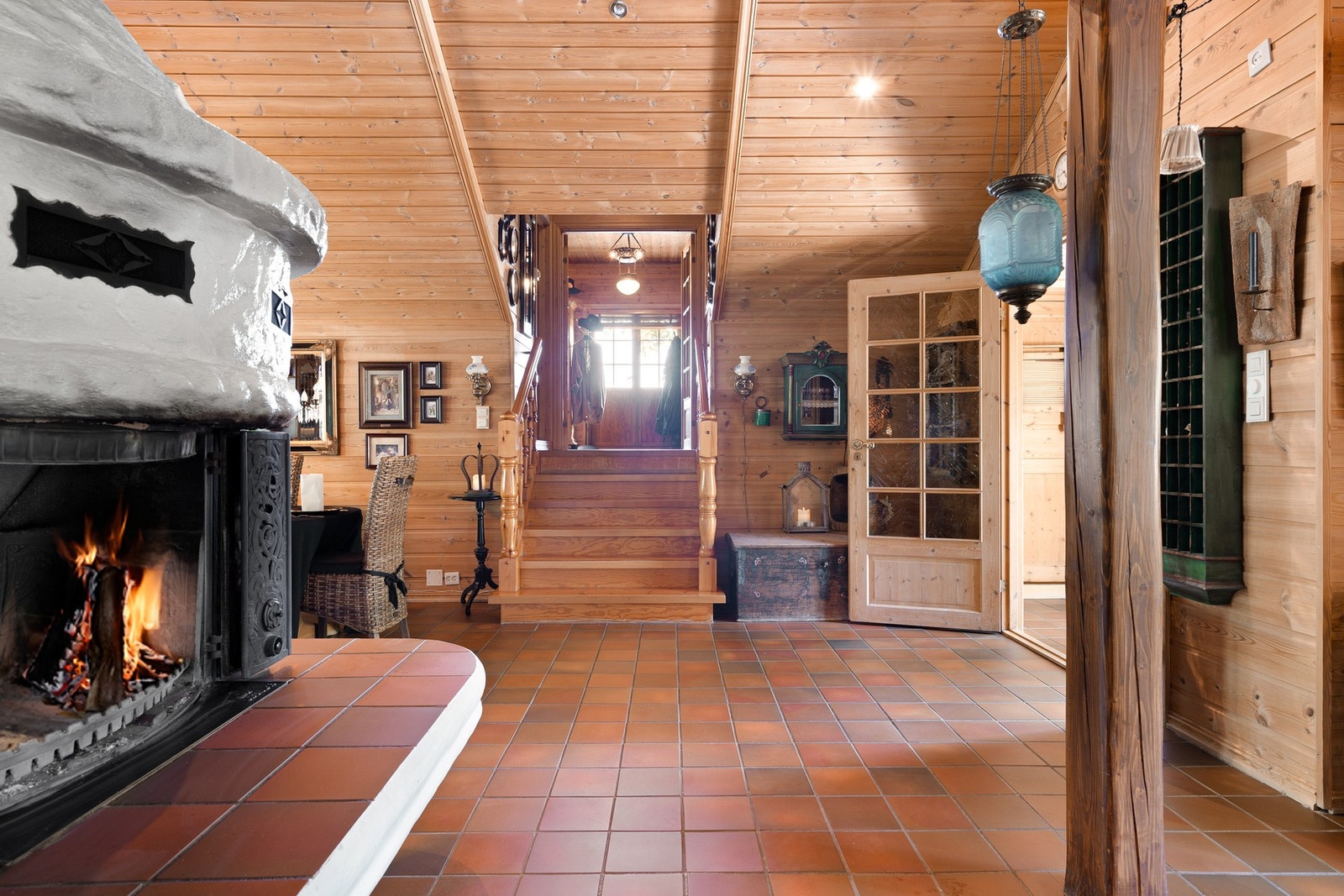 God takhøyde, flere ildsteder og sjel gir denne eiendommen et unikt utrykk - må oppleves Galleribilde