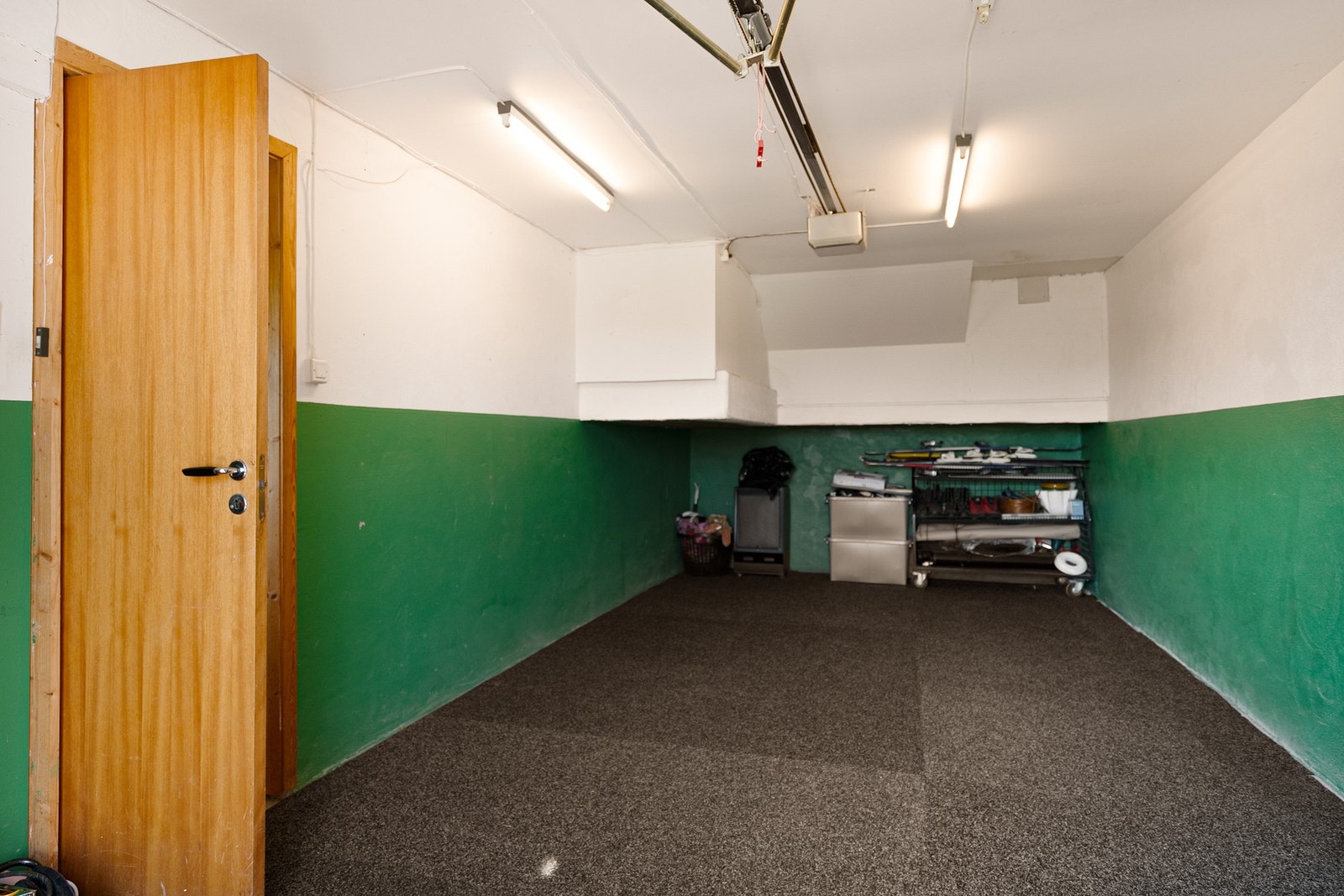 Garasje integrert under huset Galleribilde