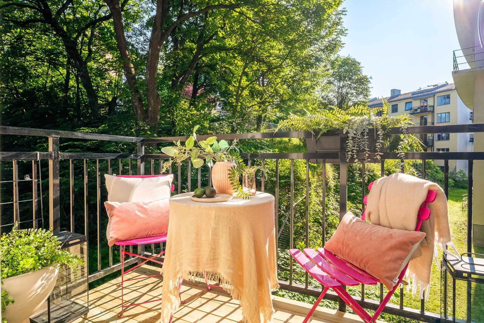 En lys og innbydende 3-roms andelsleilighet beliggende med sentral og attraktiv beliggenhet på populære Bislett. Galleribilde
