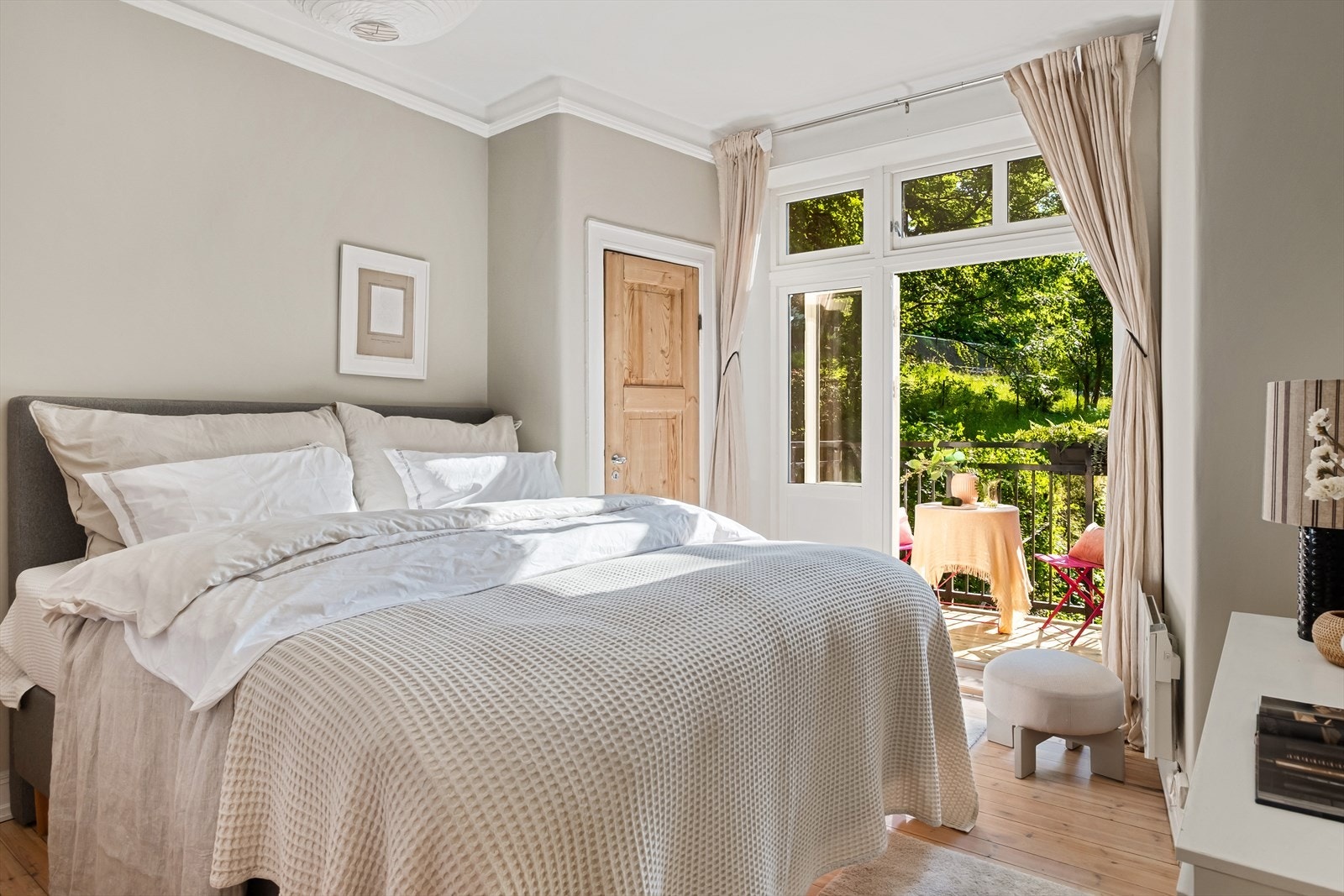 Romslig hovedsoverom med god plass til dobbeltseng med tilhørende nattbord. Galleribilde