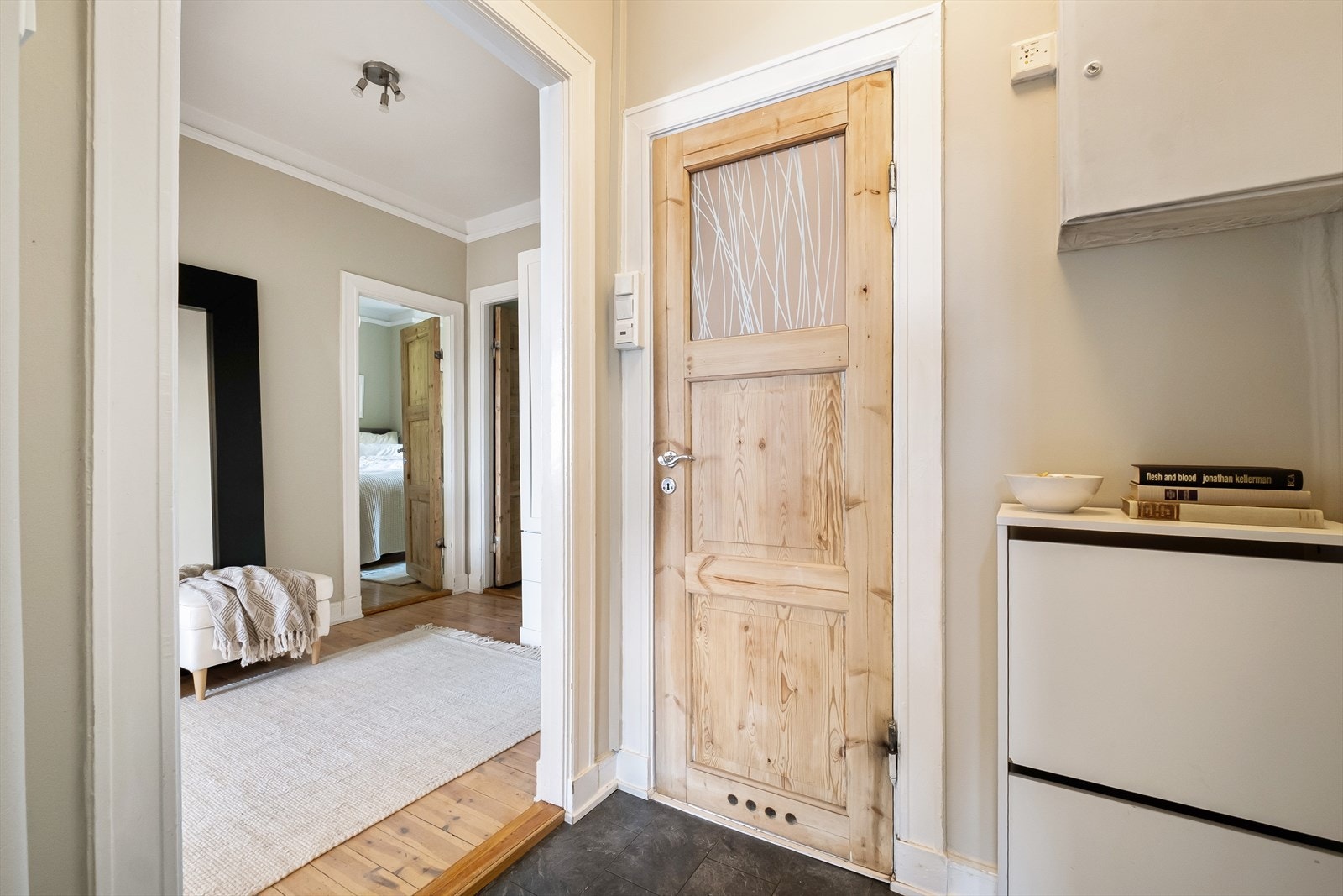 En lys og innbydende entré som gir et godt førsteinntrykk av leiligheten. Galleribilde